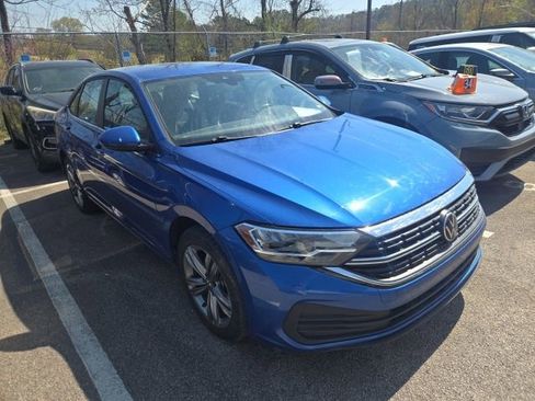 Used 2024 Volkswagen Jetta SE image 2