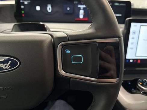 Used 2025 Ford Expedition Active image 13