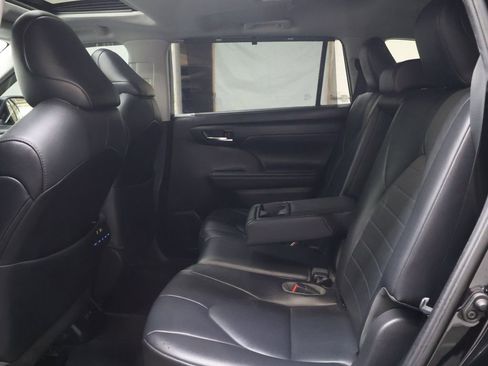 Used 2021 Toyota Highlander XLE image 15