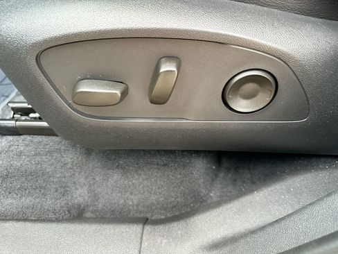 Used 2025 Chevrolet Traverse LT image 12