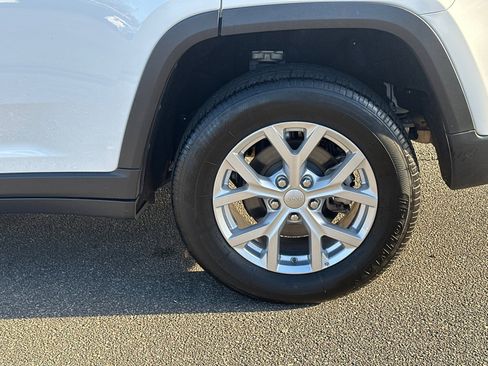 Used 2023 Jeep Grand Cherokee Limited image 23