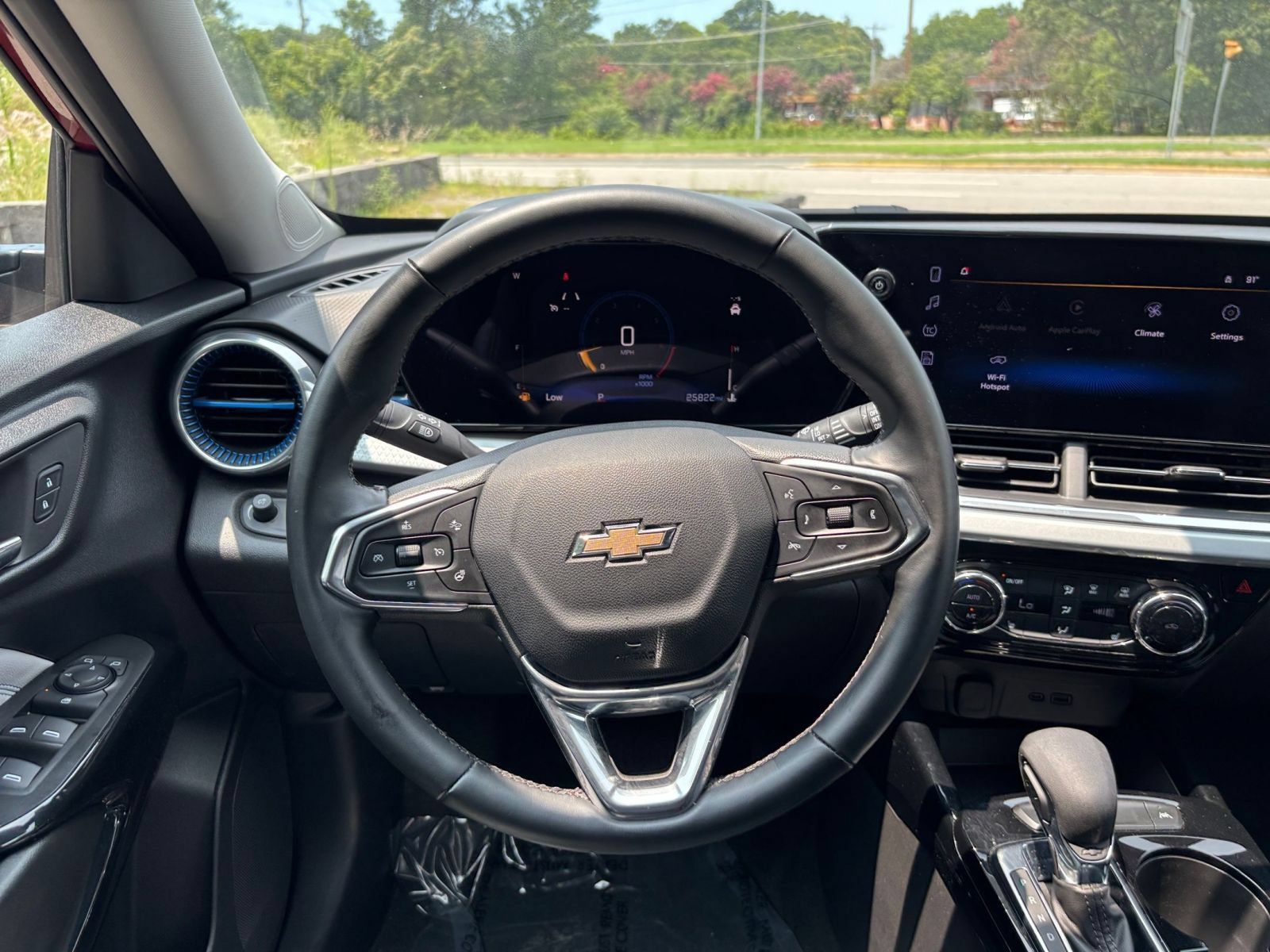 Used 2025 Chevrolet Trax LT w/ LT Convenience Package FWD image 29
