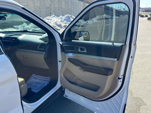 Used 2016 Ford Explorer XLT image 29