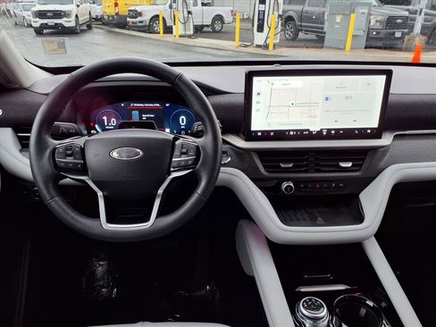 Used 2025 Ford Explorer Platinum w/ Ultimate Package image 15