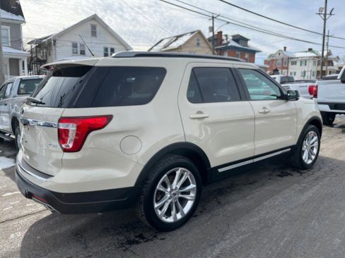 Used 2018 Ford Explorer XLT w/ Equipment Group 202A image 6