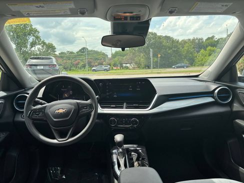 Used 2025 Chevrolet Trax LT FWD image 31