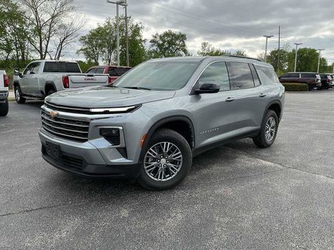 Used 2025 Chevrolet Traverse LT FWD image 3