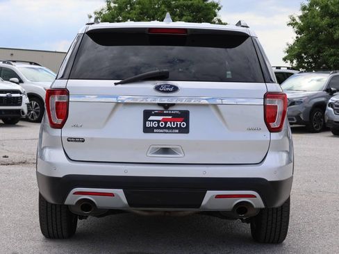 Used 2017 Ford Explorer XLT w/ Equipment Group 202A AWD/4WD image 10