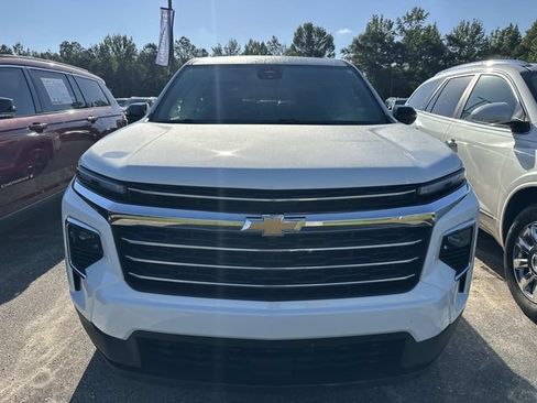 Used 2025 Chevrolet Traverse LT FWD image 2