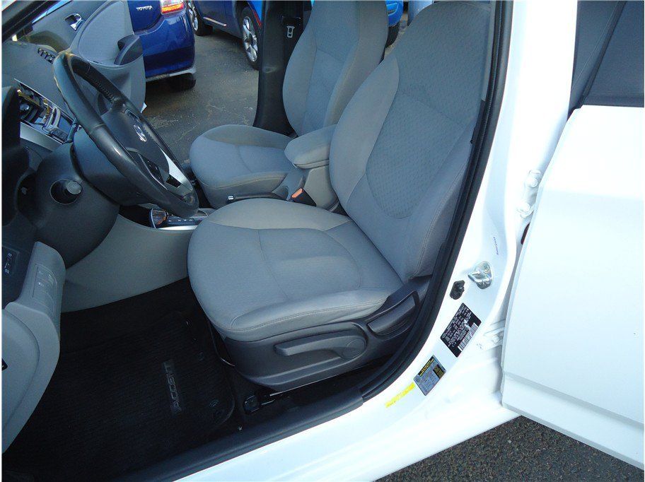 Used 2013 Hyundai Accent SE FWD image 12