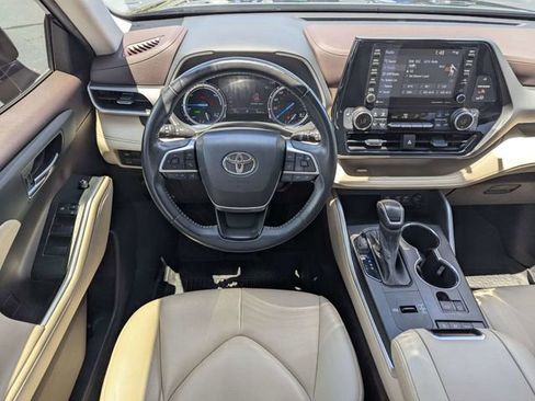 Used 2022 Toyota Highlander XLE AWD/4WD image 16
