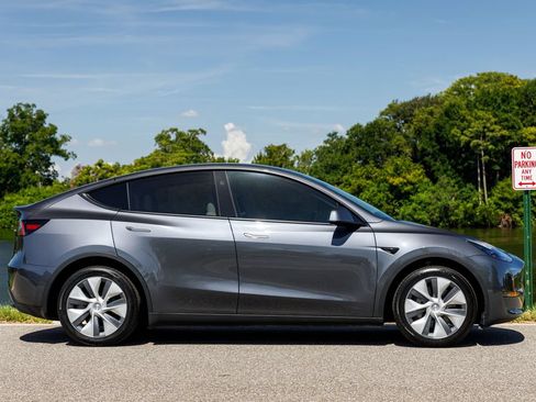 Used 2023 Tesla Model Y Long Range AWD/4WD image 2