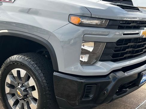 Used 2024 Chevrolet Silverado 2500 Custom w/ Custom Value Package image 5
