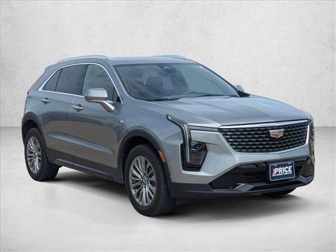 Used 2025 Cadillac XT4 Premium Luxury FWD image 3