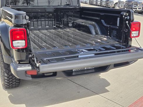 New 2025 Jeep Gladiator Sport image 5