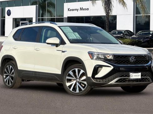 Used 2022 Volkswagen Taos SE image 2