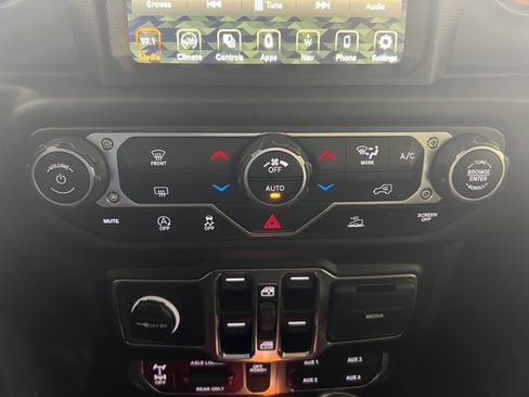 Used 2023 Jeep Gladiator Mojave w/ Trailer Tow Package AWD/4WD image 21