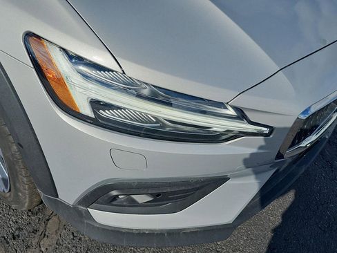 Used 2025 Volvo V60 B5 Cross Country Plus image 32