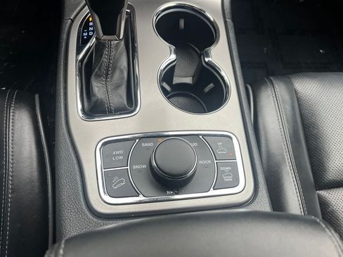Used 2020 Jeep Grand Cherokee Overland AWD/4WD image 34