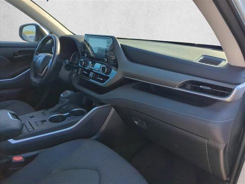 Used 2022 Toyota Highlander LE image 24