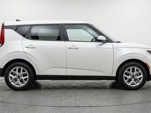 Used 2025 Kia Soul LX w/ LX Technology Package FWD image 11