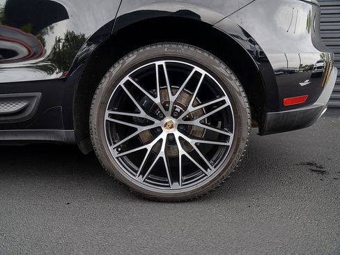 Certified 2023 Porsche Macan AWD/4WD image 25