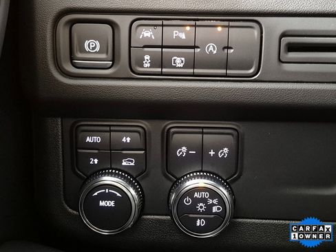 Used 2024 GMC Yukon SLT w/ SLT Luxury Package image 16