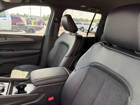 New 2025 Jeep Grand Cherokee Altitude image 8