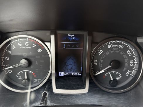 Used 2022 Toyota Tacoma TRD Off-Road AWD/4WD image 11