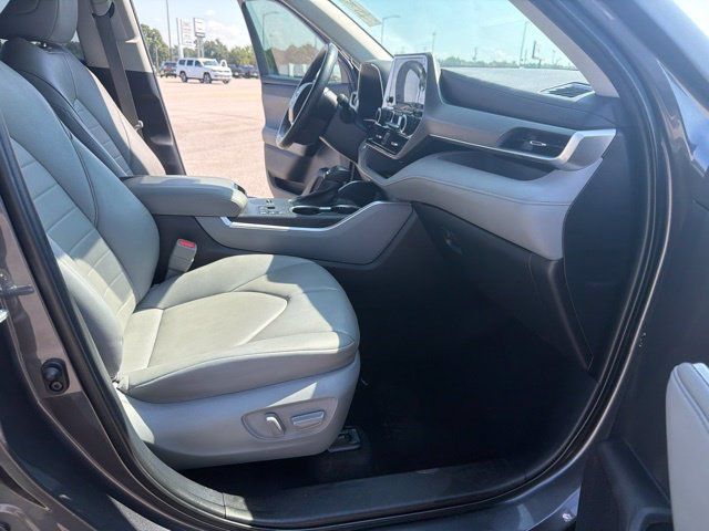 Used 2024 Toyota Highlander XLE FWD image 27