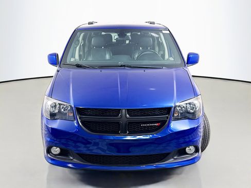 Used 2019 Dodge Grand Caravan SXT image 2