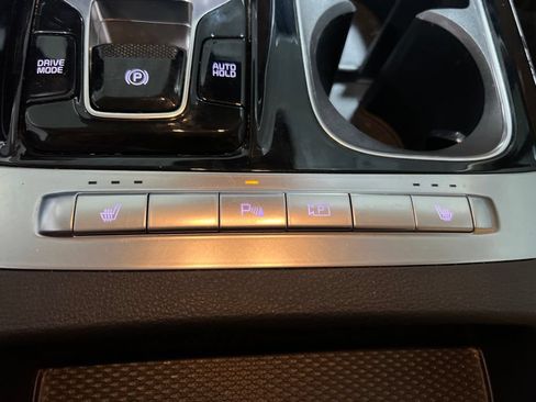 Used 2024 Kia Carnival EX FWD image 31