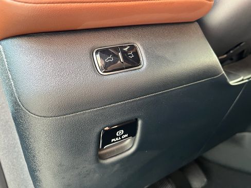 Used 2025 Lincoln Navigator Reserve image 23