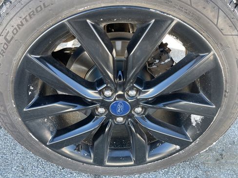 Used 2017 Ford Escape SE w/ SE Sport Appearance Package image 9