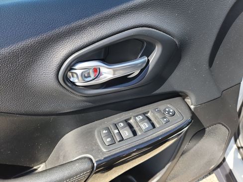 Certified 2019 Jeep Cherokee Latitude Plus image 15