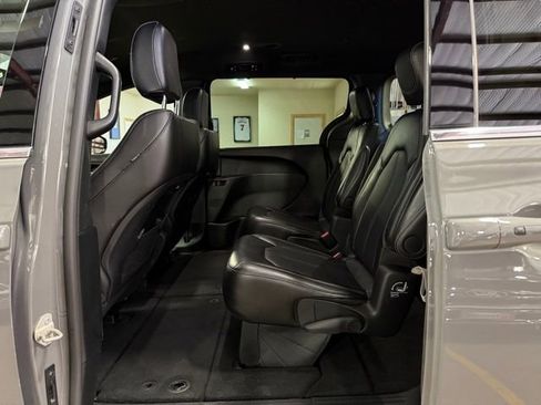 Used 2025 Chrysler Pacifica Select FWD image 10