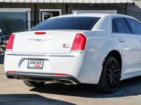 Used 2019 Chrysler 300 Limited RWD image 11