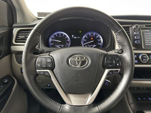 Used 2017 Toyota Highlander AWD V6 image 12