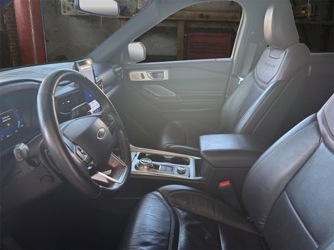 Used 2020 Ford Explorer Platinum w/ Premium Technology Package image 19