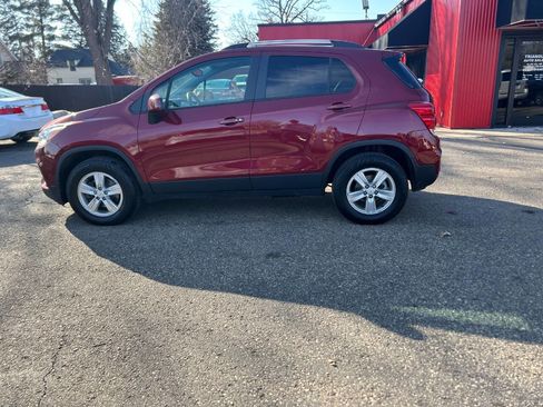 Used 2021 Chevrolet Trax LT w/ LT Convenience Package image 9
