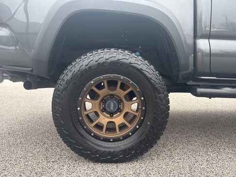 Used 2017 Toyota Tacoma TRD Off-Road w/ Tow Package (A/T) image 3