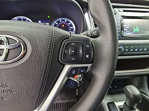 Used 2019 Toyota Highlander LE image 25
