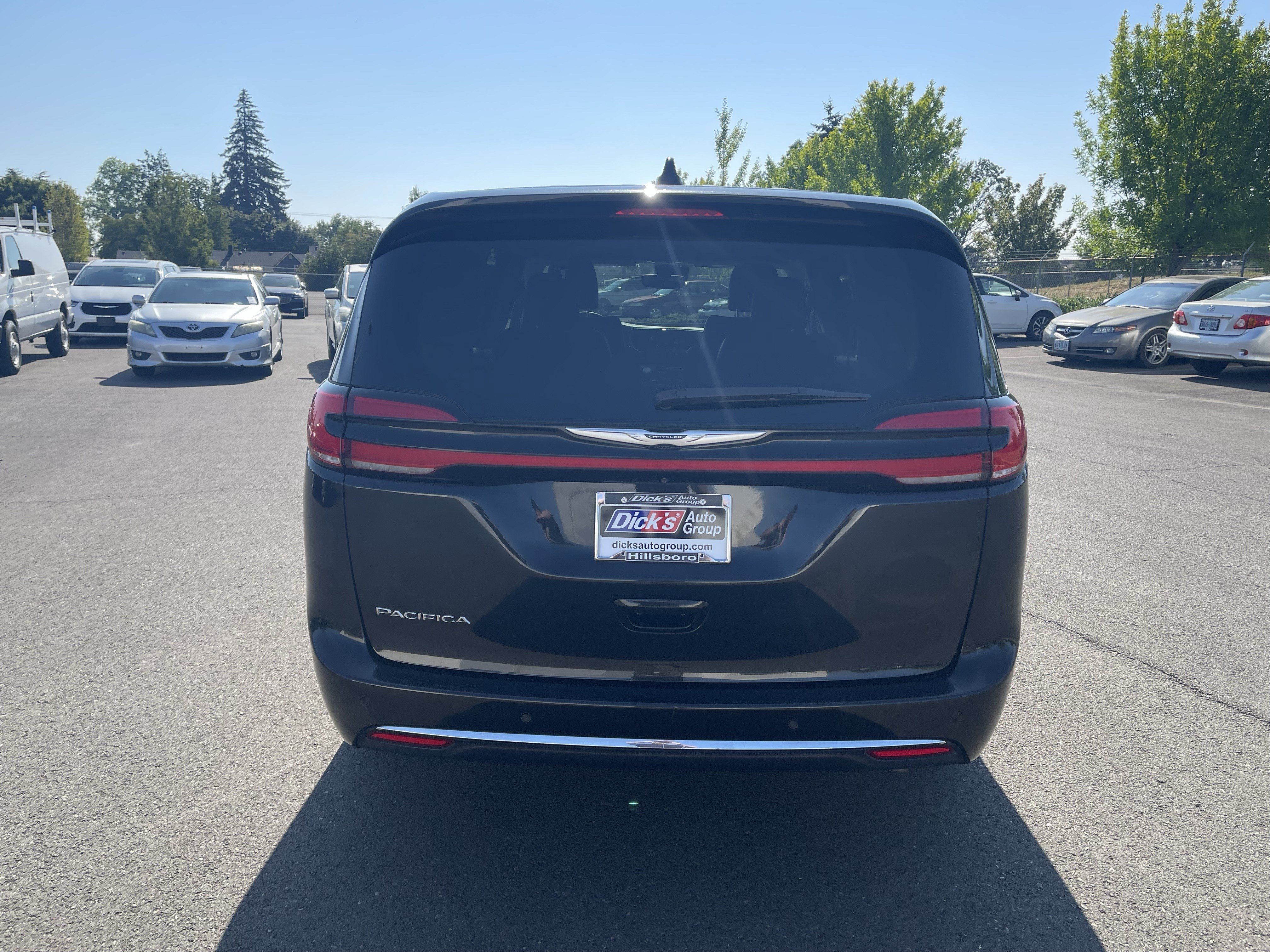 Used 2023 Chrysler Pacifica Touring-L FWD image 4