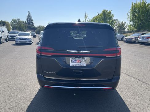 Used 2023 Chrysler Pacifica Touring-L FWD image 4
