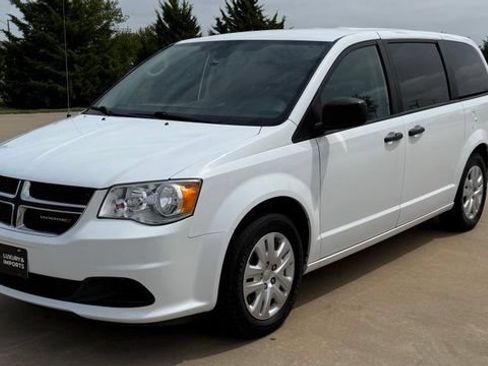 Used 2019 Dodge Grand Caravan SE w/ UConnect Hands-Free Group FWD image 4