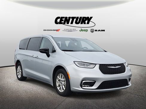 Used 2024 Chrysler Pacifica Touring-L image 1