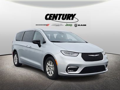Used 2024 Chrysler Pacifica Touring-L