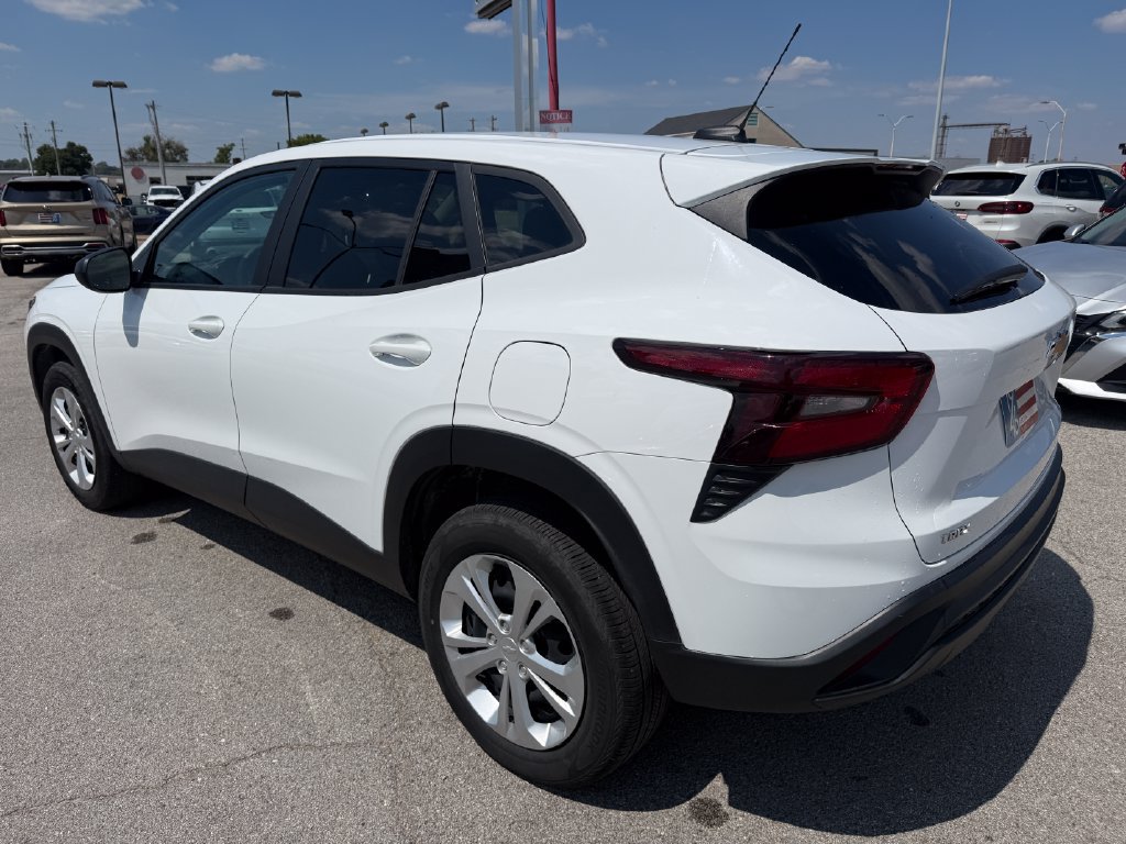 Used 2025 Chevrolet Trax LS FWD image 9