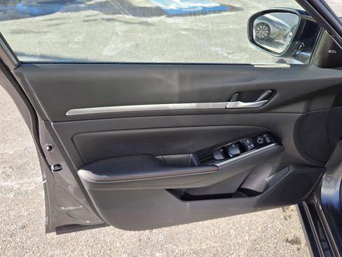 Used 2024 Nissan Altima 2.5 SR w/ SR Premium Package image 8