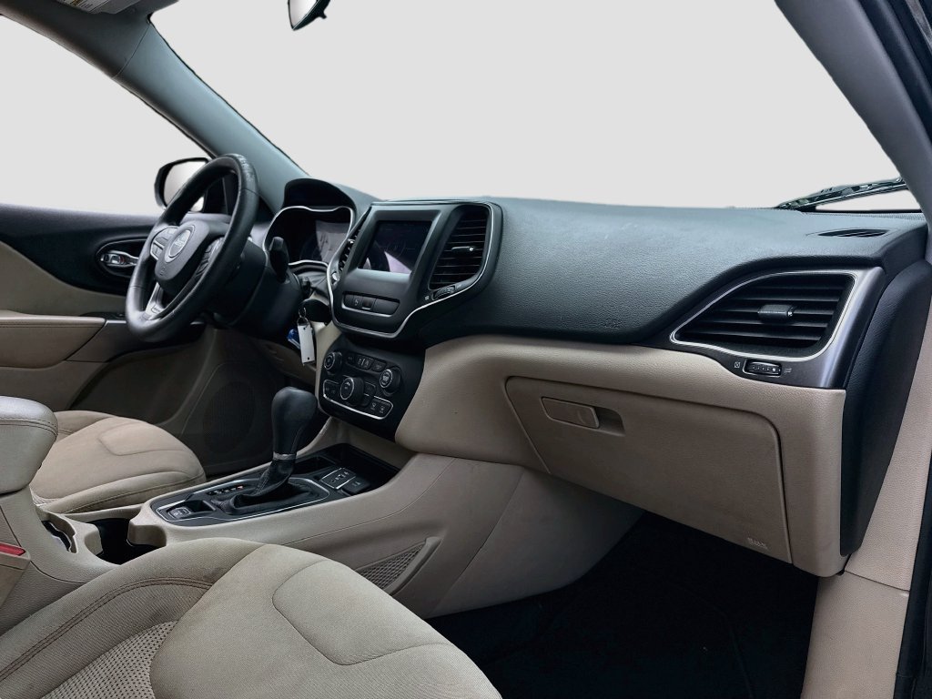 Used 2020 Jeep Cherokee Latitude FWD image 30